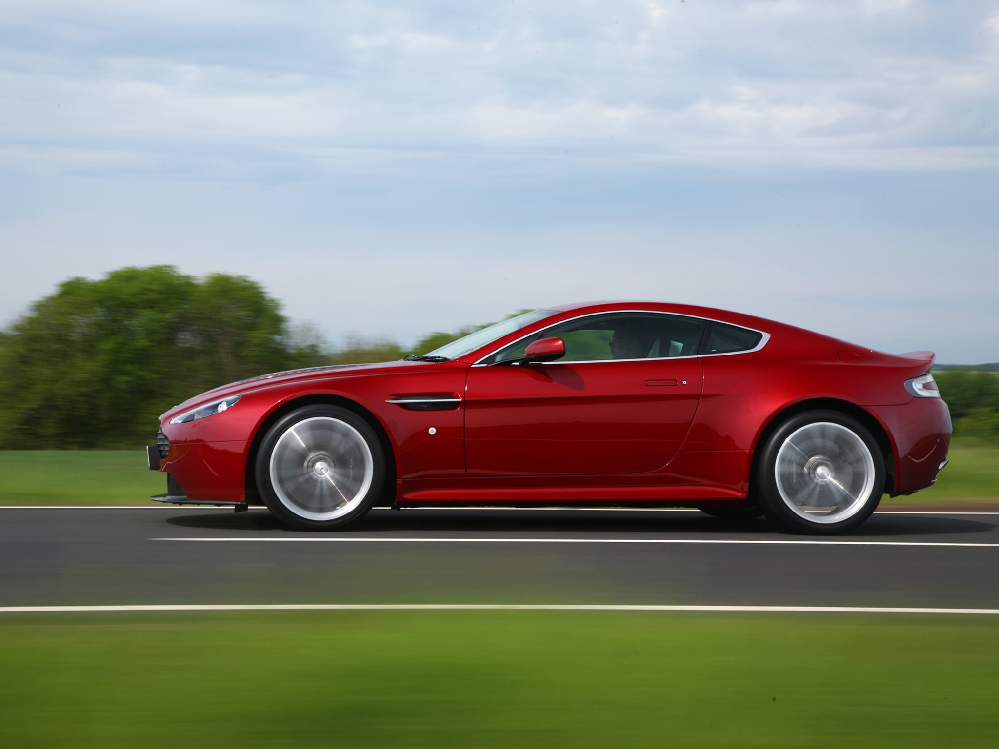 Speed side. Aston Martin v12 Vantage 2009. Aston Martin DBS v12 красный. Aston Martin v12 Vantage Zagato. Aston Martin v12 Red.