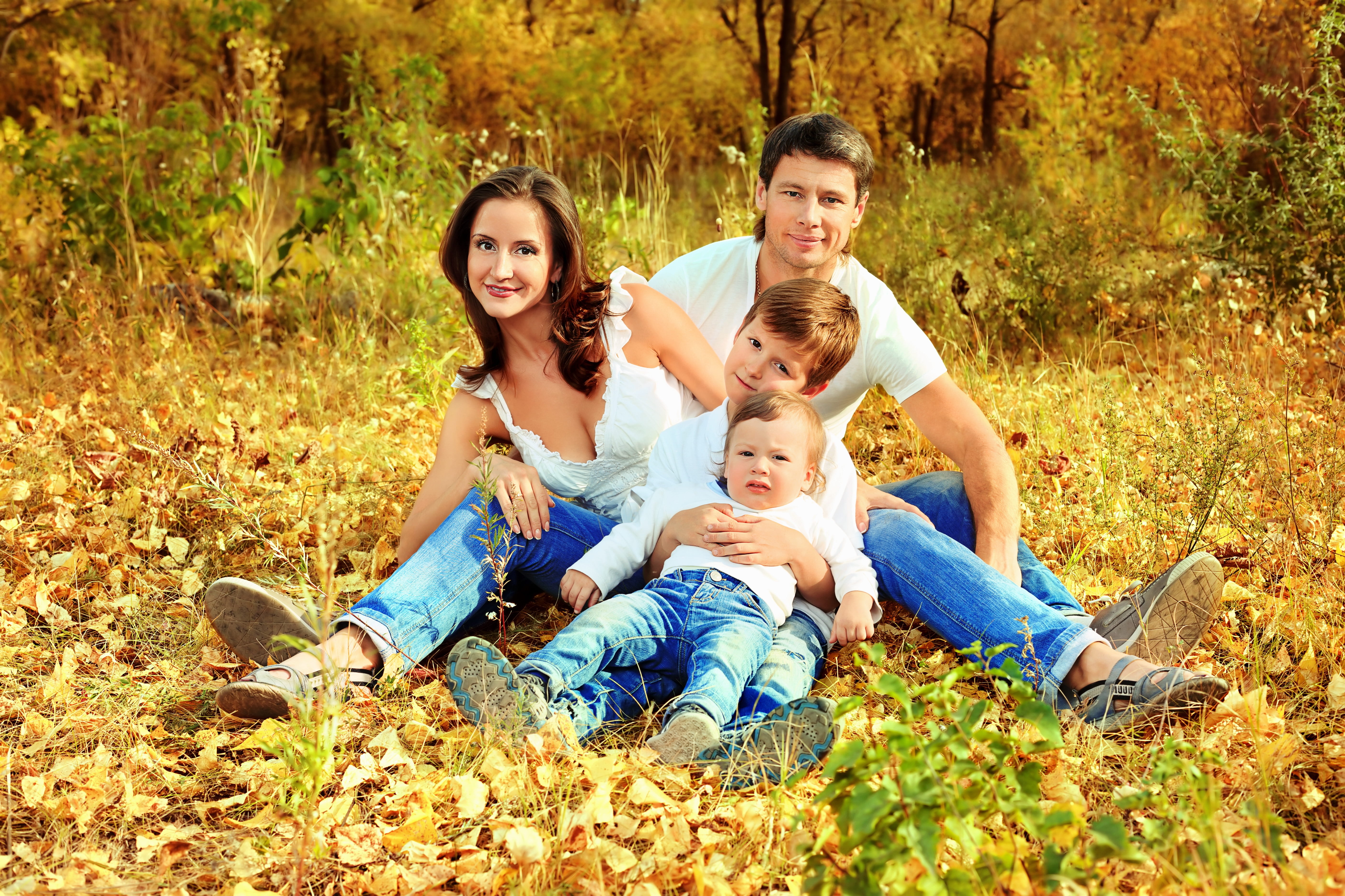 Муж жена и 3 человек. Семейная фотосессия. Семейная фотосессия на природе. Счастливая семья на природе. Летняя семейная фотосессия на природе.