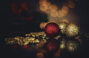 red and gold baubles, Christmas HD wallpaper