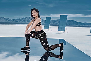 woman wearing black tights and sports bra HD wallpaper