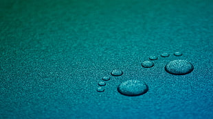 water droplets forming footprints, water drops, GNOME HD wallpaper