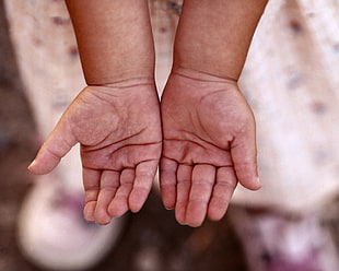 close up photo of baby's hands HD wallpaper