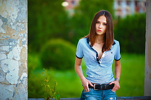 woman in blue polo shirt and denim bottoms HD wallpaper
