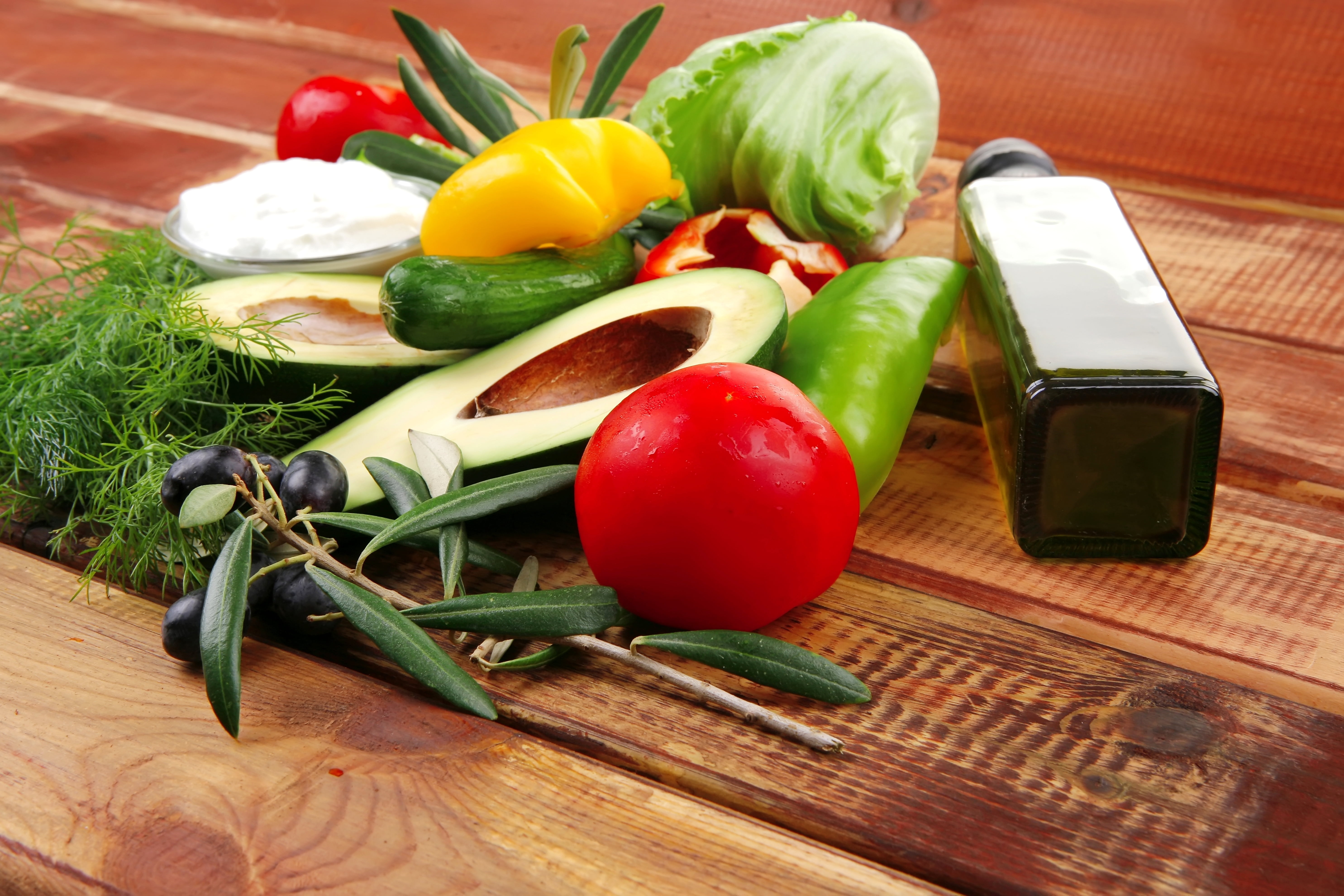 Оливковое масло с овощами. Овощи на столе. Овощи "кухня". Кухонный стол с овощами. Стол с овощами и зеленью.