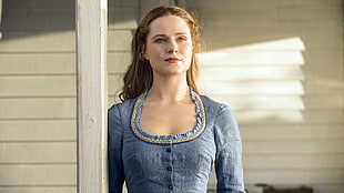 woman wearing blue chambray scoop-neck long-sleeve dress HD wallpaper
