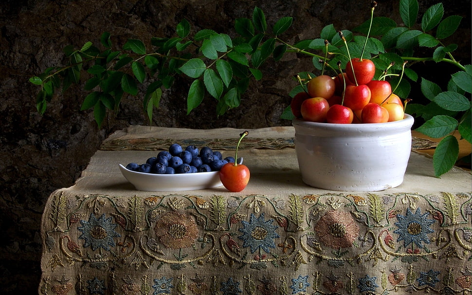 bowl of grapes and tomatoes HD wallpaper