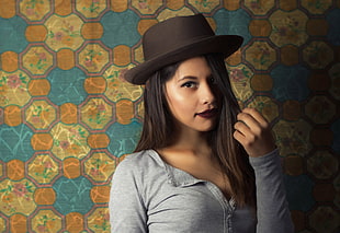 woman in grey long-sleeved shirt wearing brown fedora hat HD wallpaper