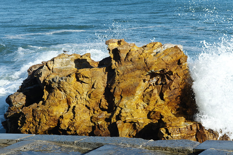 rock formation and sea waves during daytime HD wallpaper