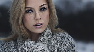 woman with heathered gray coat closeup photo HD wallpaper