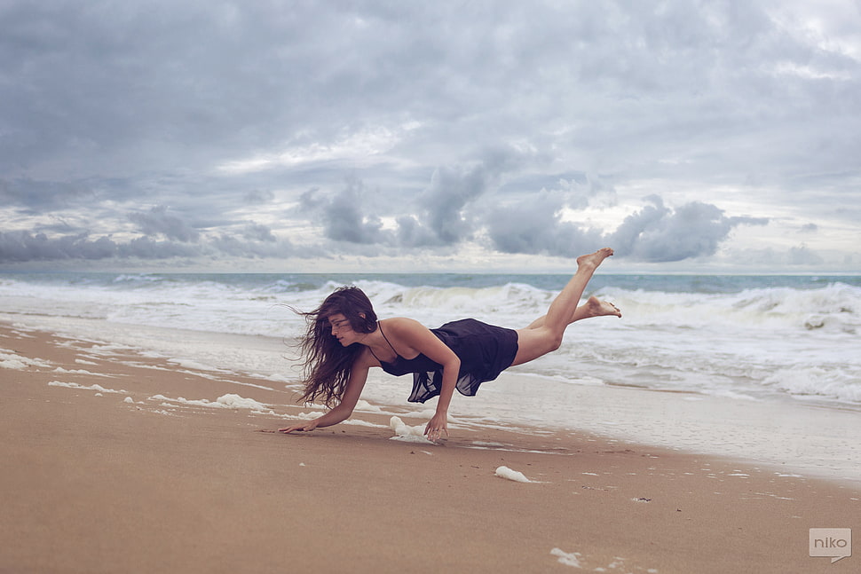 woman lifting herself on shore near beach HD wallpaper