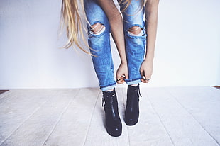 woman in blue distressed denim jeans and black boots HD wallpaper