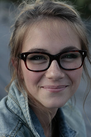 woman wearing eyeglasses with brown frame HD wallpaper