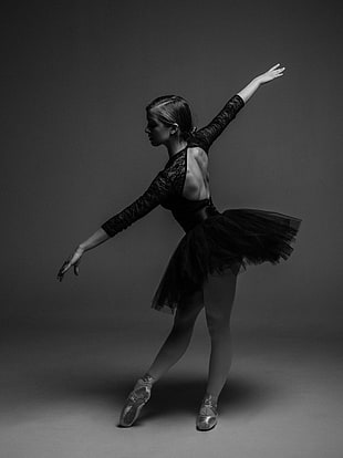 garyscale photo of ballerina