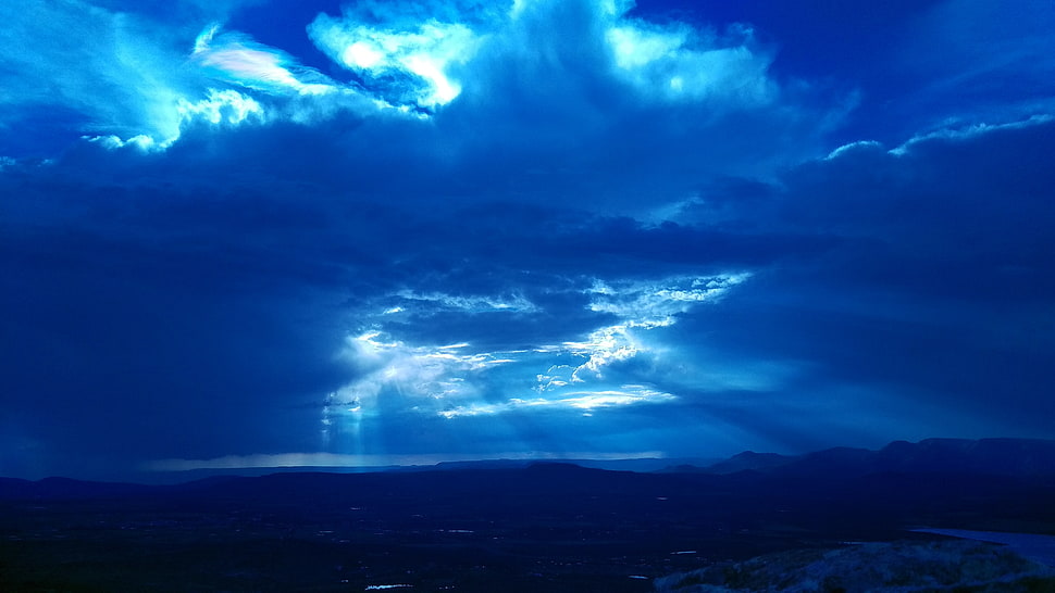 photo of sun rays coming through clouds HD wallpaper