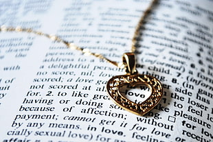 gold-colored heart pendant necklace