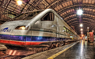 train on empty train station HD wallpaper