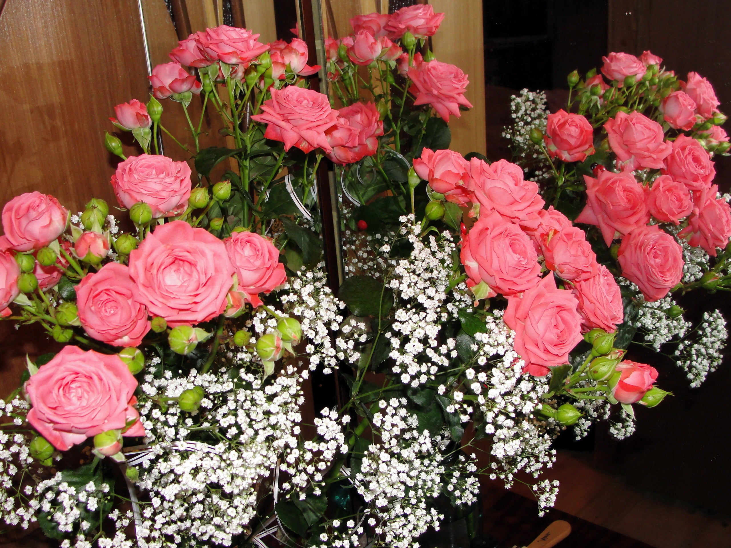 closeup photo of fully bloomed pink rose flower bouquet