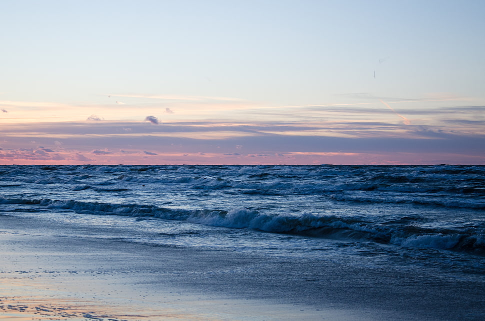 sea waves on shore during dawn HD wallpaper