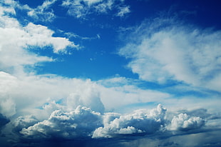 white and blue sky photography HD wallpaper