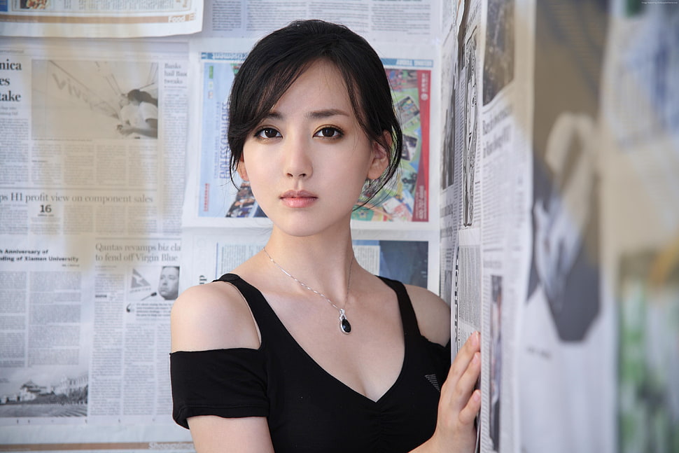 woman in black v-neck cold-shoulder sleeveless top HD wallpaper