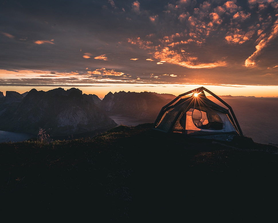 tent on top of mountain near cliff HD wallpaper