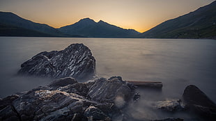 gray stone on sea with overlooking of mountain at dawn, lac HD wallpaper