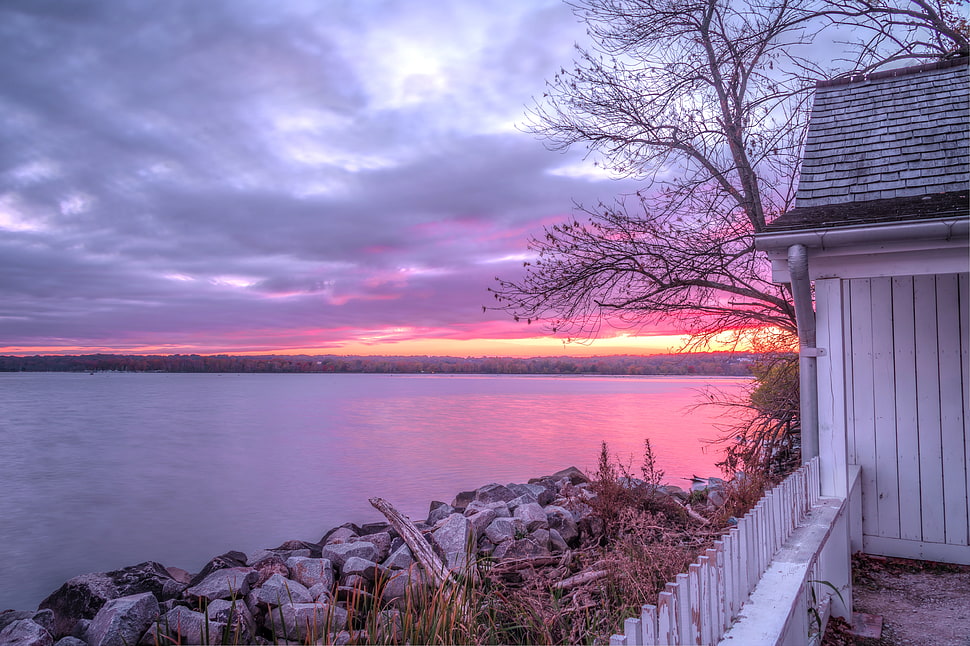 white wooden fence near body of water during sunset, potomac river HD wallpaper