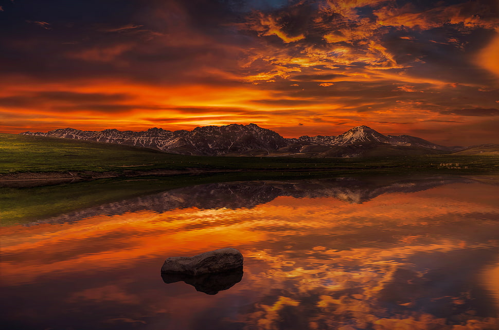 body of water and mountain during sunset HD wallpaper