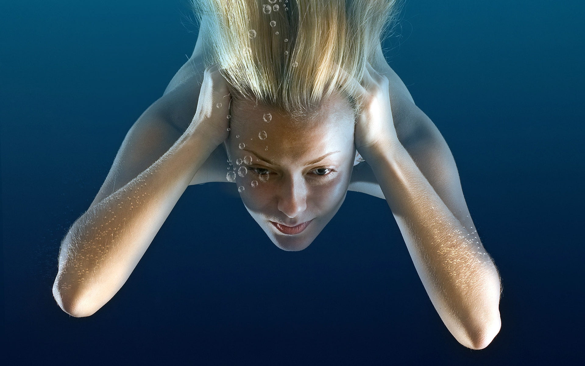 blonde-haired woman underwater HD wallpaper.