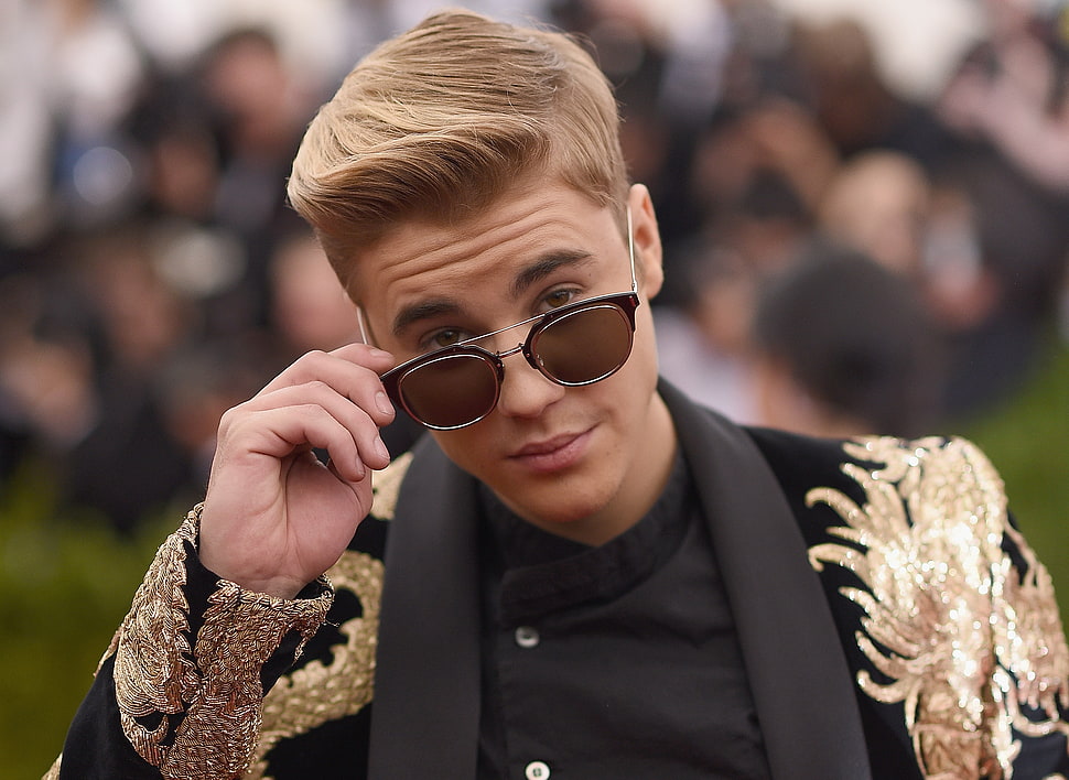 Justin Bieber wearing sunglasses HD wallpaper