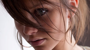 shallow focus photography of woman with brown hair