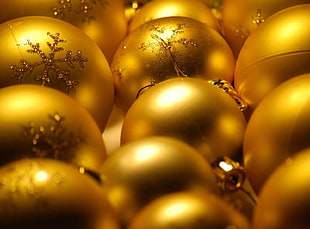 gold-colored baubles HD wallpaper