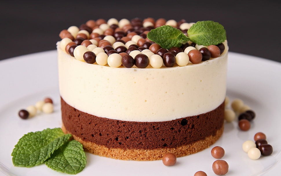 round cake with leaves and fillings HD wallpaper