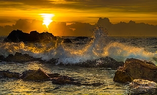 water splash on rock formation during sunset HD wallpaper