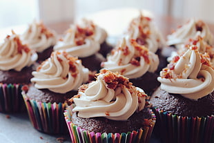 tilt shift photography of chocolate cupcakes