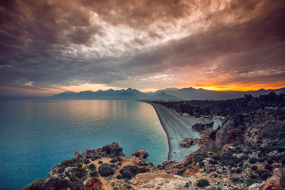 photo of beach during cloudy sunset HD wallpaper