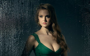 woman in green sleeveless v-neck top HD wallpaper