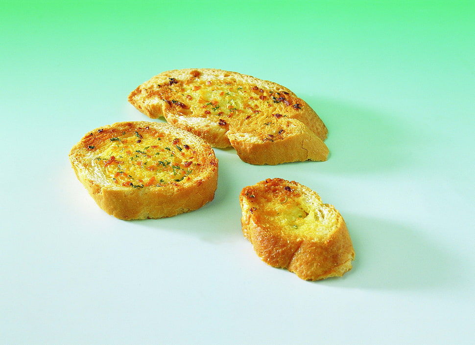 three garlic toasted bread slices HD wallpaper
