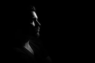grayscale photo of man's face HD wallpaper