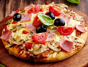ham and cheese pizza with tomato HD wallpaper