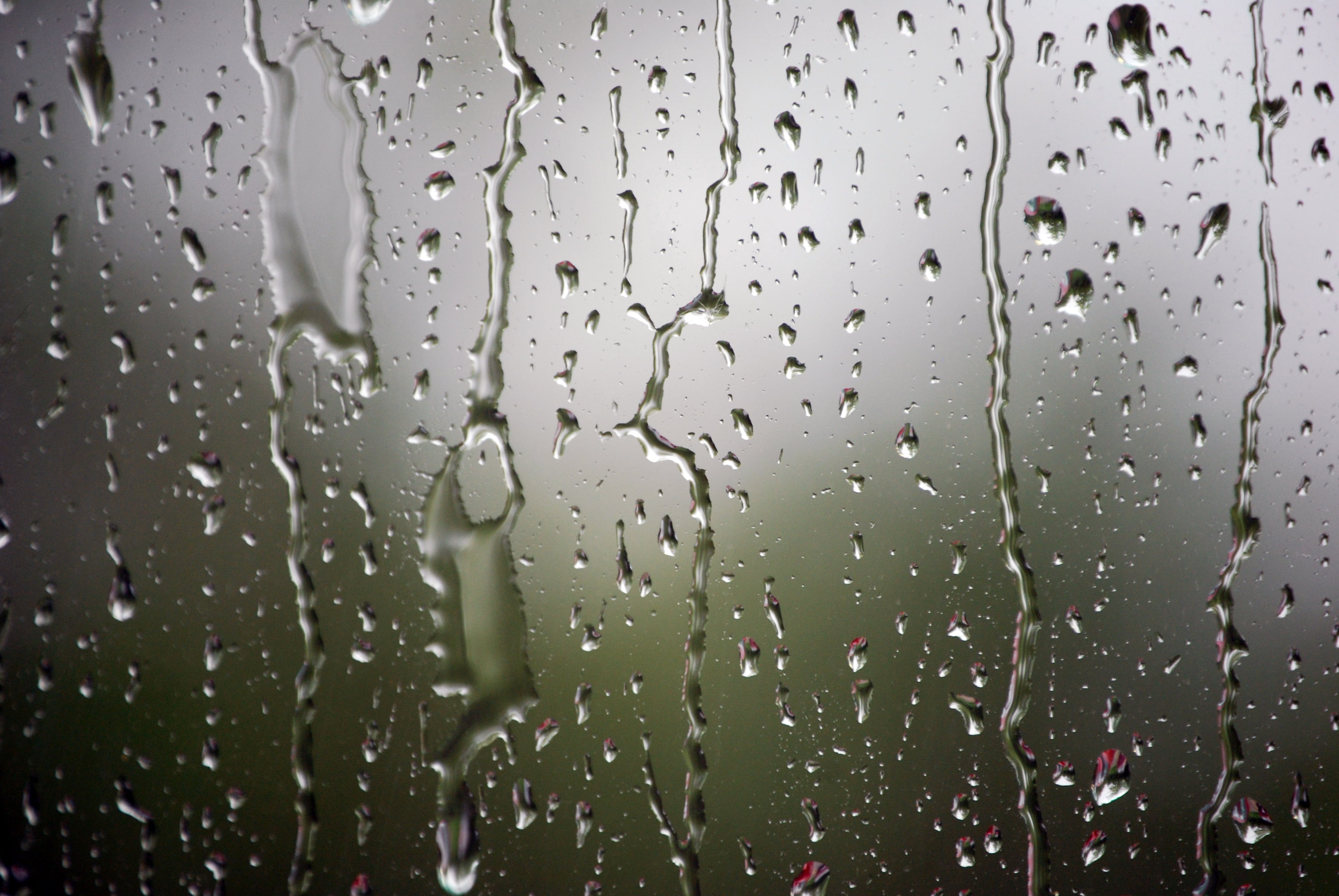 В стене капает вода. Капли на стекле. Дождевые капли на стекле. Обои дождь. Стекло с каплями.