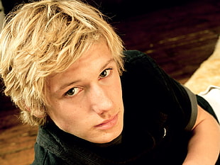 blonde haired man wearing black t-shirt HD wallpaper