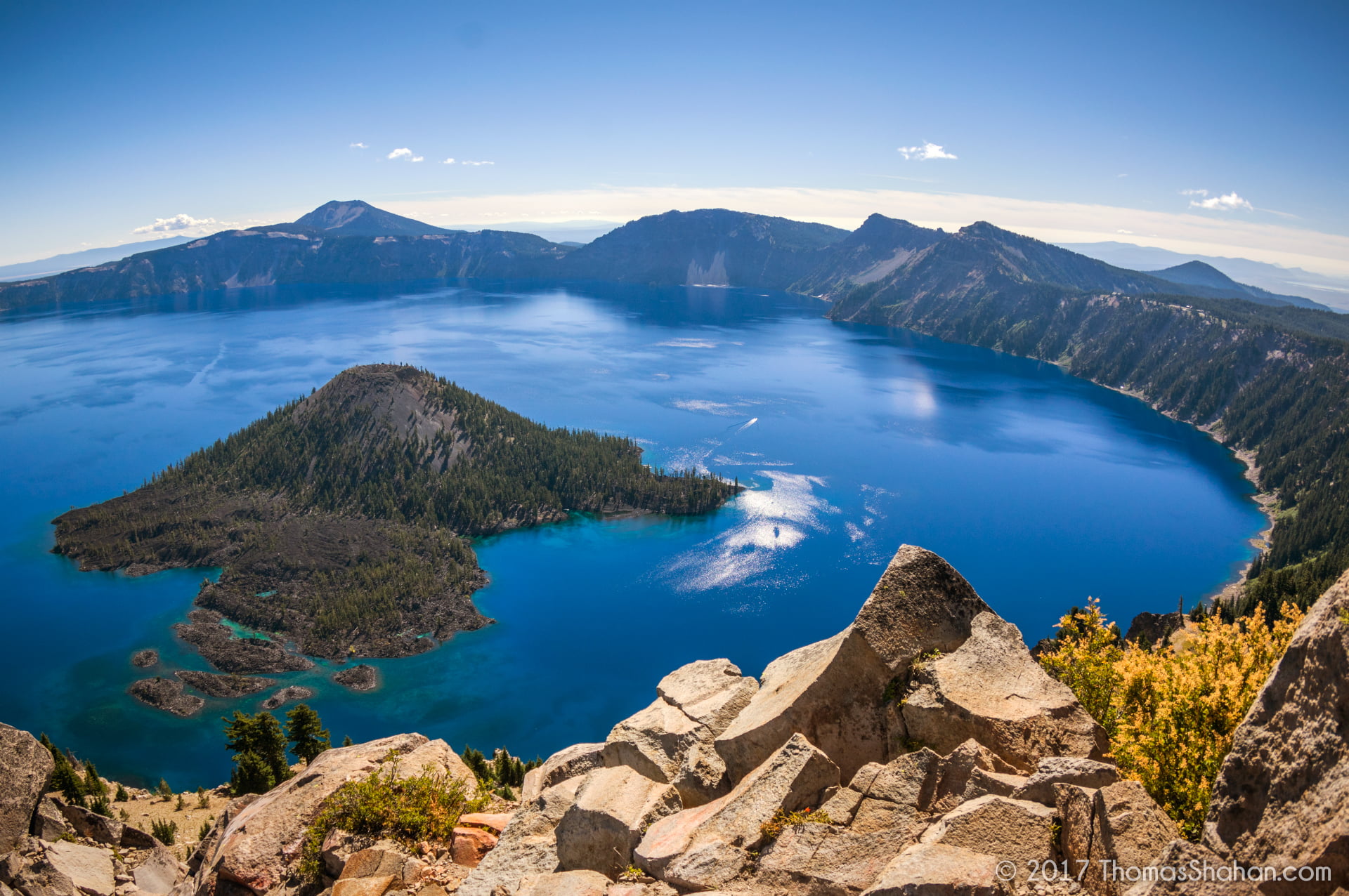 2 озера в северной америке. Озеро Крейтер, Орегон, США. Крейтер озеро в Северной Америке. Кратерное озеро в Орегоне. Озеро Крейтер, штат Орегон.