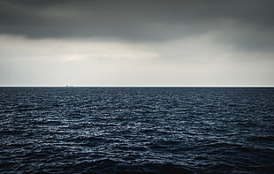 horizon between sea and sky HD wallpaper