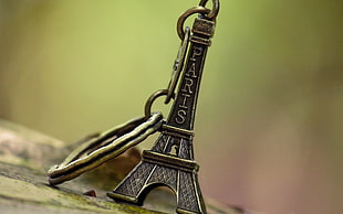 shallow focus photograph of gray steel Eiffel Tower key ring
