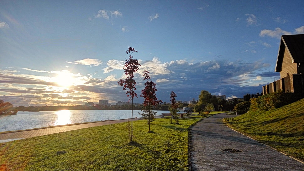 brown and white concrete house, sunset, river, clouds, grass HD wallpaper
