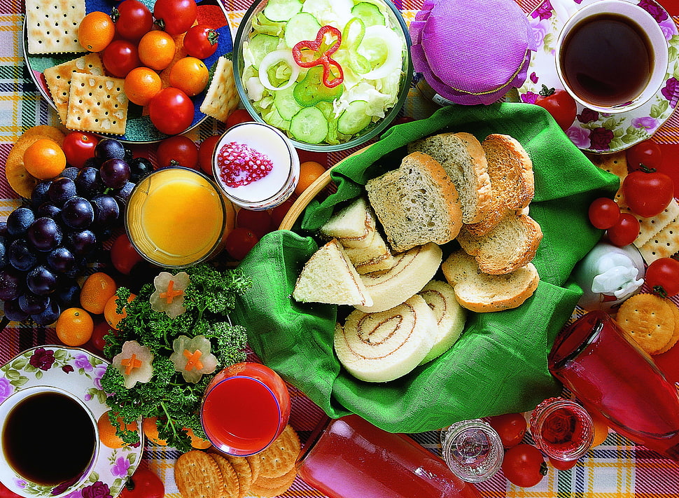 breads on brown wicker basket HD wallpaper