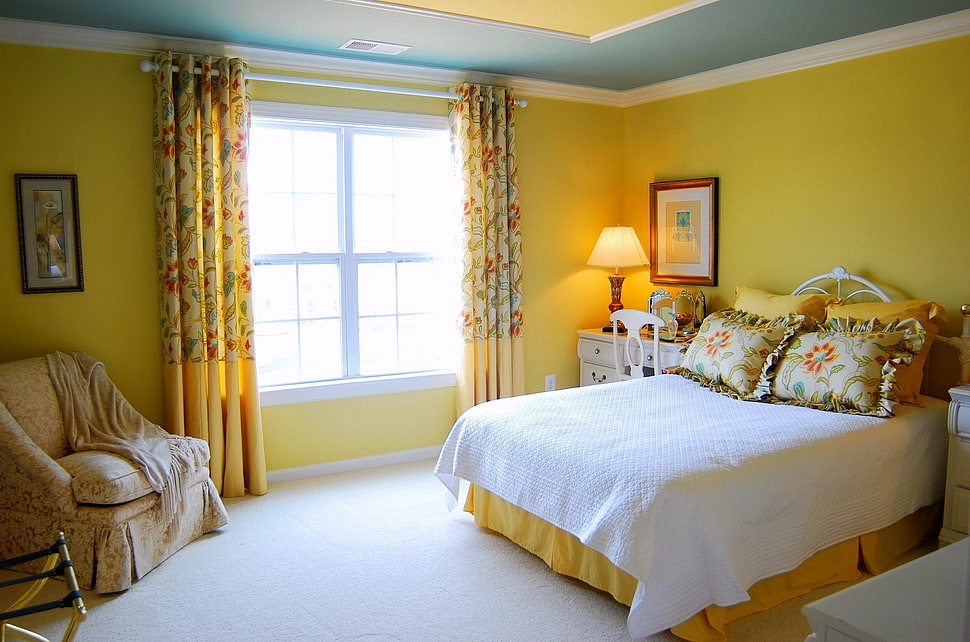 bedroom with turned on table lamp during daytime HD wallpaper