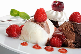 close up photography of strawberry sundae