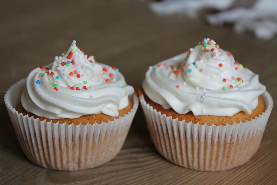 two cupcakes with icings, cupcakes, food HD wallpaper